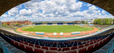 Belgrad, Sırbistan - 11 Nisan 2022: OFK Beograd futbol kulübünün Gençlik Stadyumu (Sırp: Omladinski Stadyumu). Stadyum çok kötü durumda.