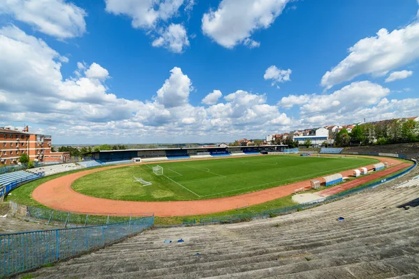 Belgrad, Sırbistan - 11 Nisan 2022: OFK Beograd futbol kulübünün Gençlik Stadyumu (Sırp: Omladinski Stadyumu). Stadyum çok kötü durumda.