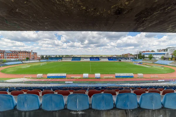 Belgrad, Sırbistan - 11 Nisan 2022: OFK Beograd futbol kulübünün Gençlik Stadyumu (Sırp: Omladinski Stadyumu). Stadyum çok kötü durumda.