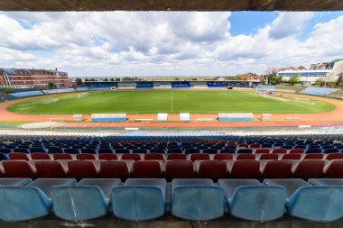 Belgrad, Sırbistan - 11 Nisan 2022: OFK Beograd futbol kulübünün Gençlik Stadyumu (Sırp: Omladinski Stadyumu). Stadyum çok kötü durumda.