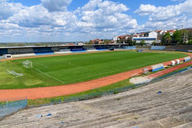 Belgrad, Sırbistan - 11 Nisan 2022: OFK Beograd futbol kulübünün Gençlik Stadyumu (Sırp: Omladinski Stadyumu). Stadyum çok kötü durumda.
