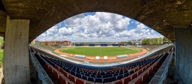 Belgrad, Sırbistan - 11 Nisan 2022: OFK Beograd futbol kulübünün Gençlik Stadyumu (Sırp: Omladinski Stadyumu). Stadyum çok kötü durumda.