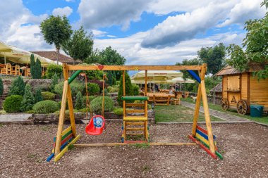 Trsiç, Sırbistan - 10 Temmuz 2022: Azbuka etnik köyü. Konuklarını doğayla iletişim kurma fırsatıyla ödüllendirmek için tasarlandı..