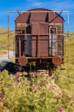 Birinci Dünya Savaşı 'ndan kalma eski bir tren. Raylardaki eski tren