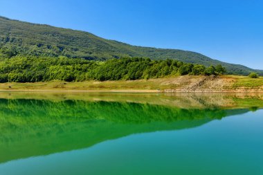 Sırbistan 'ın Eski Dağ kentindeki Zavoj Gölü' nün muhteşem kıvrımlı manzarası. Pirot yakınlarında Zavojsko Gölü
