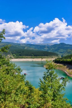 Sırbistan 'ın Eski Dağ kentindeki Zavoj Gölü' nün muhteşem kıvrımlı manzarası. Pirot yakınlarında Zavojsko Gölü