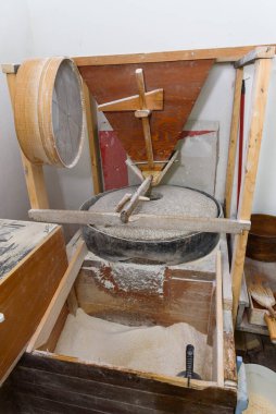 Eski un değirmeni. Un değirmeninin içi. İlkel Tahıl Öğütücü Bir Köyde.