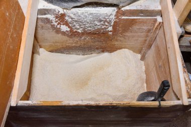 Eski un değirmeni. Un değirmeninin içi. İlkel Tahıl Öğütücü Bir Köyde.