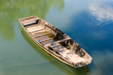 Drina nehrinde bir balıkçı teknesi.