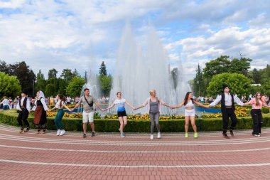 Loznica, Sırbistan - 12 Temmuz 2022: Banja Koviljaca, Sırbistan Sağlık Merkezi. Banja Koviljaca 'nın merkezinde güzel bir çeşme. Sırp Ulusal Folkloru dans ediyor. Sırp Ulusal Folklor dansı.