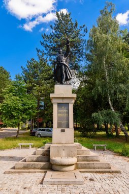 Rajac, Sırbistan - 13 Temmuz 2022: Suvobor Dağı 'ndaki Rajac anıtı, Kolubara Savaşı' ndaki cesur savaşçıların onuruna 1970 yılında 