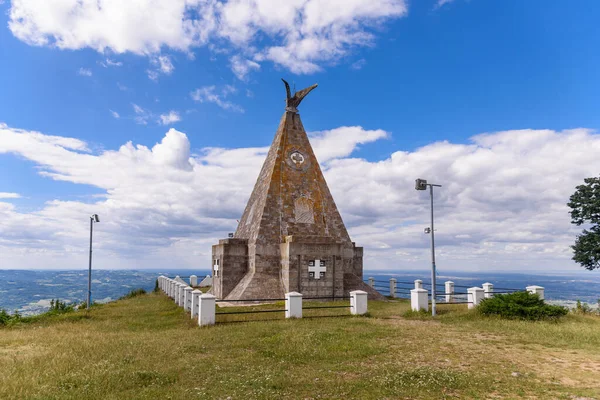 ロズニツァ セルビア2022年7月11日 1914年 大正3年 にこの地に埋葬されたセルビア オーストリア ハンガリー両国の戦士の遺骸が第一次世界大戦の初めに埋葬されたグチェヴォの記念納骨堂 — ストック写真