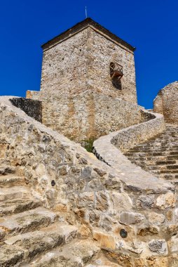 Pirot, Sırbistan - 27 Ağustos 2022: Sırbistan 'ın Pirot kentinde bulunan Antik Momcilov Grad kalesi. Tarihi Pirot Kalesi, Güney ve Doğu Sırbistan Harabeleri 'nin dışında