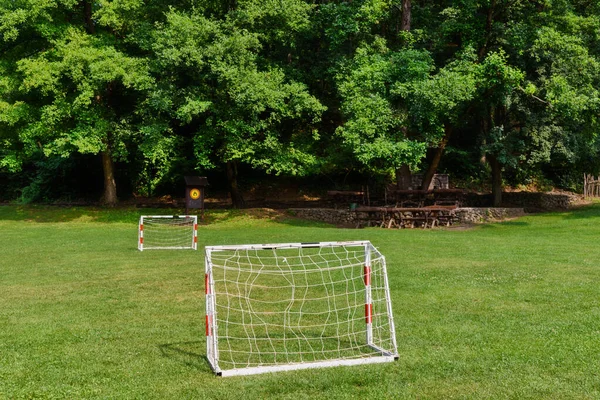户外绿草上有两个小目标的小足球场 — 图库照片