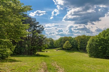 Excursion site Gypsy Camp (Izletiste ciganski logor), Fruka Gora, Sırbistan. Fruska Gora Dağı. Voyvodina 'daki güzel tarım arazileri, meyve bahçeleri ve Sırbistan' ın Fruska Gora kenti yakınlarındaki verimli tarım toprağı