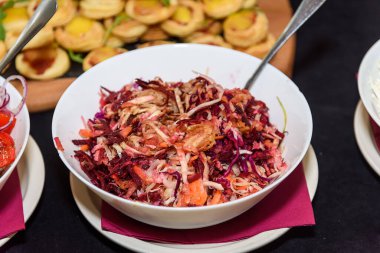 Kapalı tabakta lahana salatası