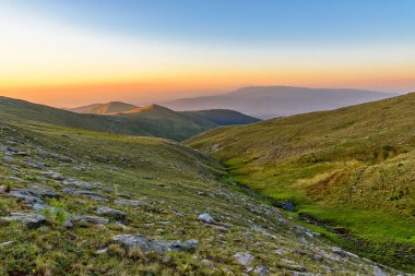 Kuzey Makedonya 'nın güney kesimindeki Nidza Dağı. Kuzey Makedonya ile Yunanistan arasındaki sınır dağın üzerinden geçiyor. 