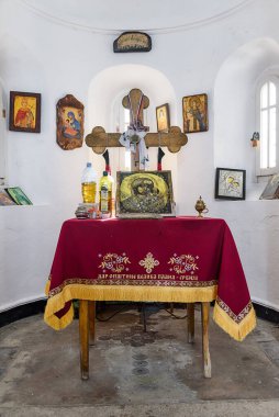 Kuzey Makedonya - 16 Ağustos 2022: Kajmakcalan 'ın tepesindeki Sırbistan merkezli Saint Peter Ortodoks şapelinin içi.