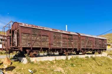 Birinci Dünya Savaşı 'ndan kalma eski bir tren. Raylardaki eski tren
