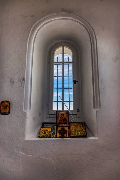 Kuzey Makedonya - 16 Ağustos 2022: Kajmakcalan 'ın tepesindeki Sırbistan merkezli Saint Peter Ortodoks şapelinin içi.