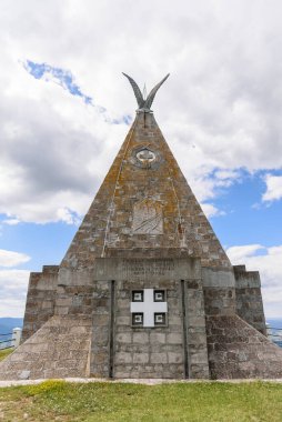 Loznica, Sırbistan 11 Temmuz 2022: Gucevo 'da bulunan ve 1914 yılında bu bölgede gömülen Sırp ve Avusturya-Macaristan savaşçılarının kalıntılarının Birinci Dünya Savaşı' nın başında gömüldüğü Ossuary Anıtı.