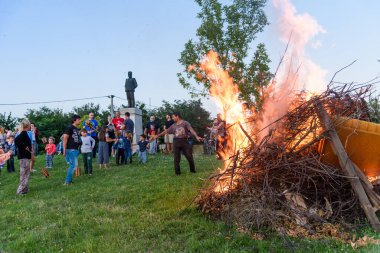 Loznica, Sırbistan - 11 Temmuz 2022: LilaLo Festivali, yerel halk otantik geleneğinin yanı sıra gençlerin yaratıcı potansiyellerine adanmış bir müzik ve performans festivali..
