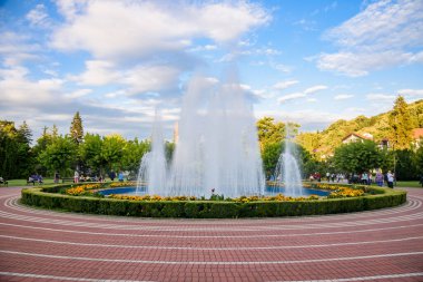 Loznica, Sırbistan - 12 Temmuz 2022: Sağlık merkezi Banja Koviljaca, Sırbistan. Banja Koviljaca 'nın merkezinde güzel bir çeşme.