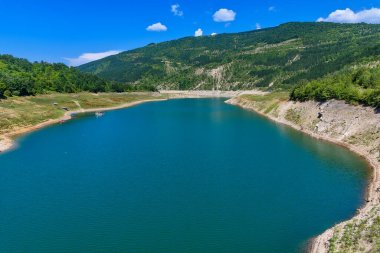 Sırbistan 'ın Eski Dağ kentindeki Zavoj Gölü' nün muhteşem kıvrımlı manzarası. Pirot yakınlarında Zavojsko Gölü