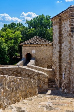 Pirot, Sırbistan - 27 Ağustos 2022: Sırbistan 'ın Pirot kentinde bulunan Antik Momcilov Grad kalesi. Tarihi Pirot Kalesi, Güney ve Doğu Sırbistan Harabeleri 'nin dışında