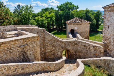Pirot, Sırbistan - 27 Ağustos 2022: Sırbistan 'ın Pirot kentinde bulunan Antik Momcilov Grad kalesi. Tarihi Pirot Kalesi, Güney ve Doğu Sırbistan Harabeleri 'nin dışında