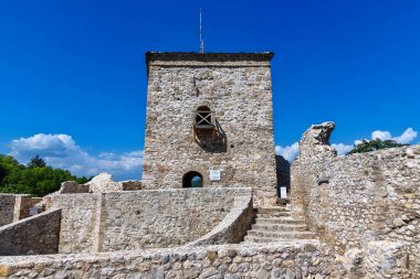 Pirot, Sırbistan - 27 Ağustos 2022: Sırbistan 'ın Pirot kentinde bulunan Antik Momcilov Grad kalesi. Tarihi Pirot Kalesi, Güney ve Doğu Sırbistan Harabeleri 'nin dışında