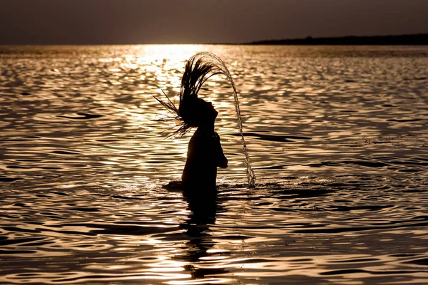 Силуэт Закате Силуэт Женщины Переворачивающей Длинные Волосы Обратно Воду Молодая — стоковое фото