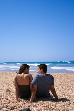 Sahilde oturan Çift