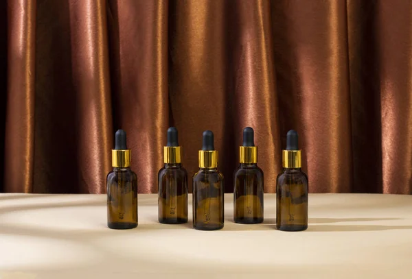 Cilt güzellik kozmetik konsepti. Kahverengi arka planda beyaz antioksidan yüz yağı tüpü.