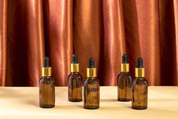 Cilt güzellik kozmetik konsepti. Kahverengi arka planda beyaz antioksidan yüz yağı tüpü.