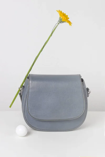 Bolso azul con flor y zapatos sobre fondo blanco. Concepto de estilo de moda, accesorios casuales cotidianos, vertical. — Foto de Stock