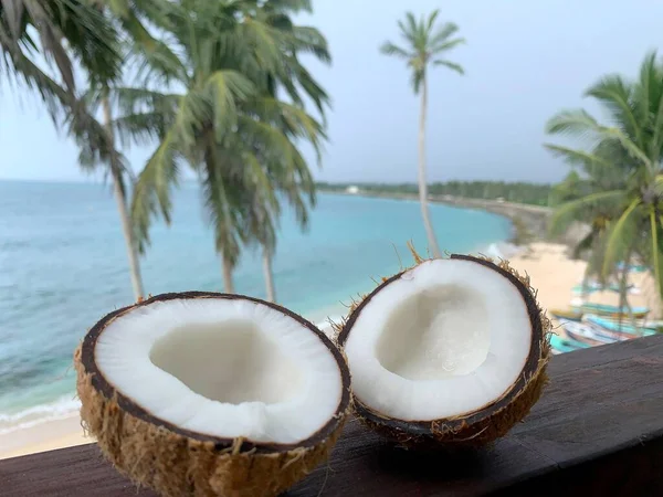 Gespaltene Kokosnuss Vor Palmen Und Meer — Stockfoto