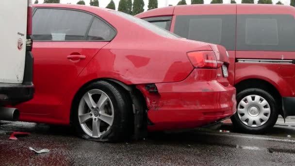 Verkehrsunfall Mit Zwei Roten Autos — Stockvideo