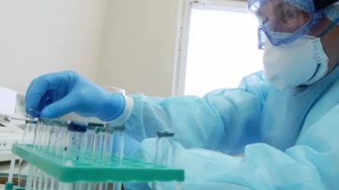 Ukrayna, Bila tserkva, 03.11.2021.A koronavirüs hemşiresi uzay giysisinde testler yapar