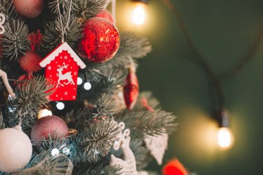 Noel ağacında Noel süslemeleri