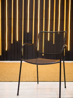 Arka planda siyah sandalye bulanık arka planda beyaz lambalar