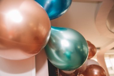 Farklı renkte şişme toplar