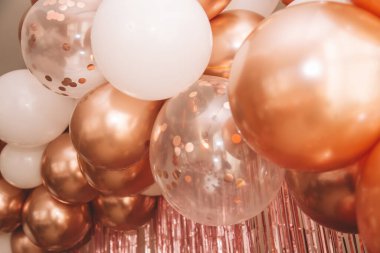 Altın renkli şişme toplar. doğum