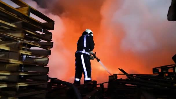 Brandweerman Blust Episch Vuur — Stockvideo