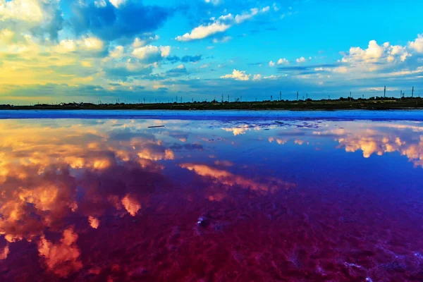 Sobre Lago Salado Hay Cielo Brillante Con Nubes Que Reflejan — Foto de Stock