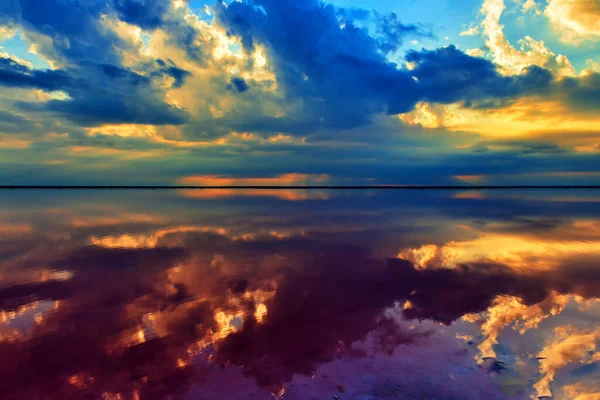 Cielo Está Cubierto Densas Nubes Cúmulos Través Las Cuales Los — Foto de Stock