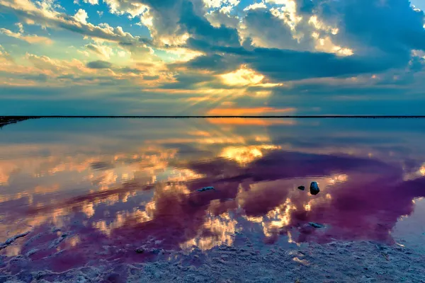 Hay Densas Nubes Cúmulos Sobre Lago Los Rayos Del Sol — Foto de Stock