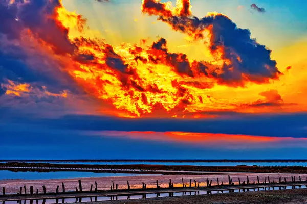 Bright Morning Sun Breaks Dense Cumulus Clouds Dusk You Can — Stock Photo, Image