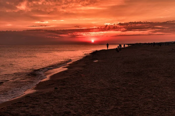 Strand Meer Bei Sonnenuntergang Silhouetten Von Menschen Die Ein Naturphänomen — Stockfoto