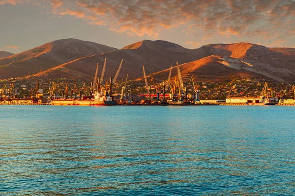Vista Las Instalaciones Portuarias Mecanismos Del Puerto Marítimo Comercial Novorossiysk — Foto de Stock